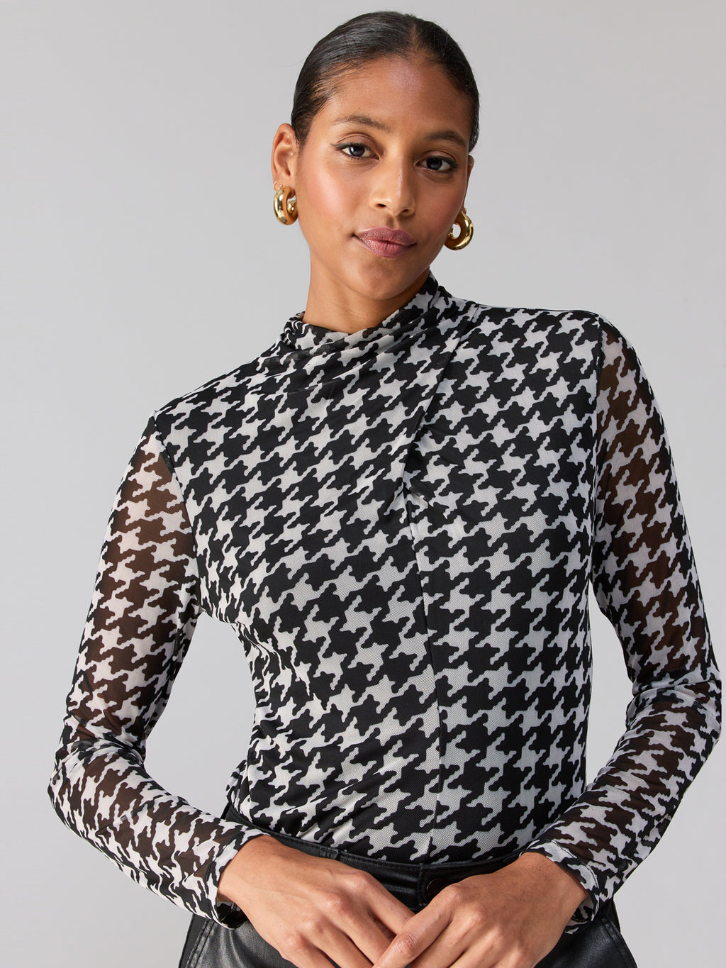 Sanctuary Slinky Mock Turtleneck Top in Java Houndstooth